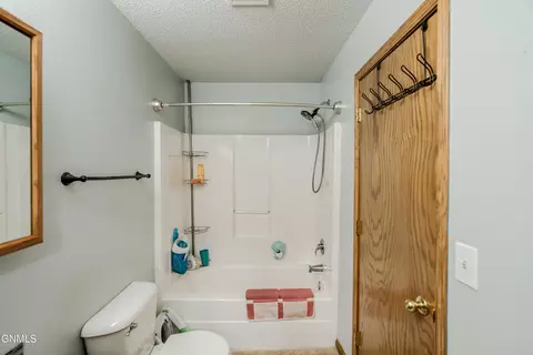 Bath - 1015 Plainview Dr SE, Mandan, ND 58554 photo 2 of 7