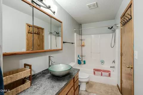 Bath - 1015 Plainview Dr SE, Mandan, ND 58554 photo 1 of 7