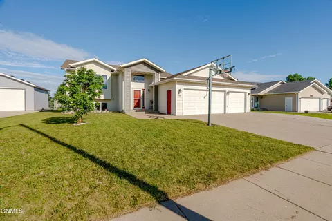Exterior - 1015 Plainview Dr SE, Mandan, ND 58554 photo 6 of 21