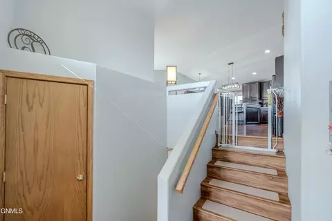 Entry Way - 1015 Plainview Dr SE, Mandan, ND 58554 photo 6 of 9