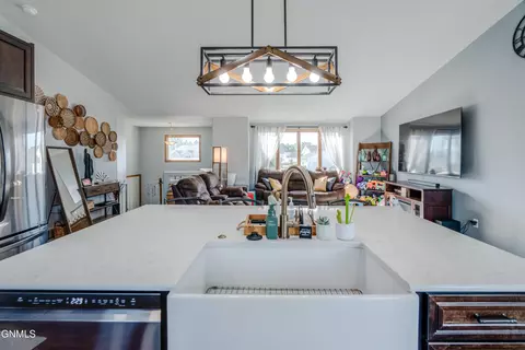 Kitchen - 1015 Plainview Dr SE, Mandan, ND 58554 photo 7 of 9