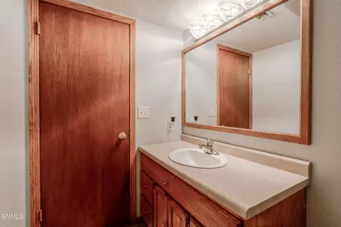 Bath - 1015 Plainview Dr SE, Mandan, ND 58554 photo 6 of 7