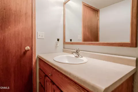 Bath - 1015 Plainview Dr SE, Mandan, ND 58554 photo 7 of 7