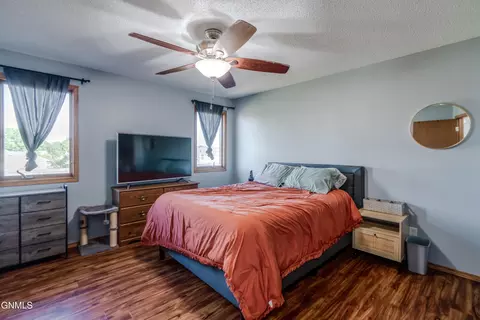 Bedroom - 1015 Plainview Dr SE, Mandan, ND 58554 photo 4 of 7