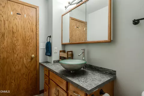 Bath - 1015 Plainview Dr SE, Mandan, ND 58554 photo 3 of 7