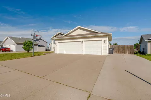 Exterior - 1015 Plainview Dr SE, Mandan, ND 58554 photo 4 of 21