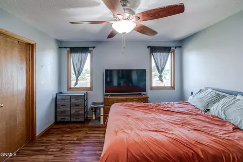 Bedroom - 1015 Plainview Dr SE, Mandan, ND 58554 photo 5 of 7