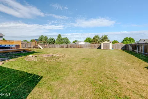 Exterior - 1015 Plainview Dr SE, Mandan, ND 58554 photo 10 of 21