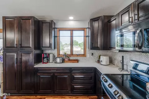 Kitchen - 1015 Plainview Dr SE, Mandan, ND 58554 photo 3 of 9
