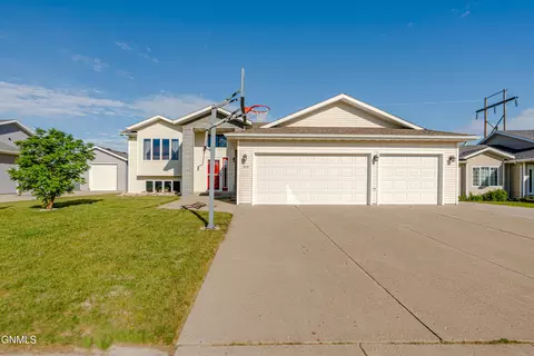 Exterior - 1015 Plainview Dr SE, Mandan, ND 58554 photo 5 of 21