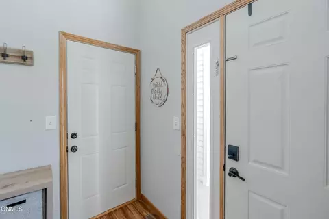 Entry Way - 1015 Plainview Dr SE, Mandan, ND 58554 photo 7 of 9