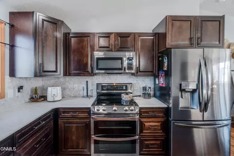Kitchen - 1015 Plainview Dr SE, Mandan, ND 58554 photo 8 of 9