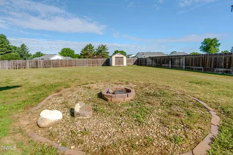 Exterior - 1015 Plainview Dr SE, Mandan, ND 58554 photo 16 of 21