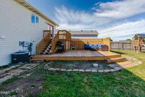 Exterior - 1015 Plainview Dr SE, Mandan, ND 58554 photo 15 of 21