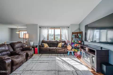 Living - 1015 Plainview Dr SE, Mandan, ND 58554 photo 1 of 1