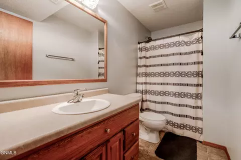 Bath - 1015 Plainview Dr SE, Mandan, ND 58554 photo 4 of 7