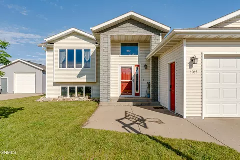 Exterior - 1015 Plainview Dr SE, Mandan, ND 58554 photo 7 of 21