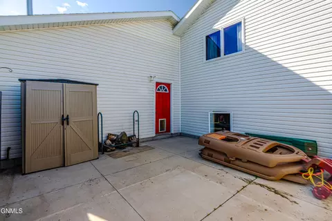 Exterior - 1015 Plainview Dr SE, Mandan, ND 58554 photo 9 of 21