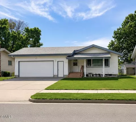 1302 7th St, Bismarck, ND 58504