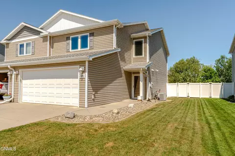 3203 Rutland Dr, Bismarck, ND 58504