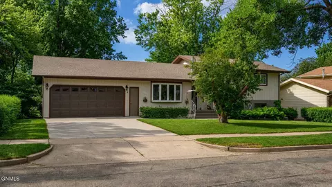 2009 Grimsrud Dr, Bismarck, ND 58501