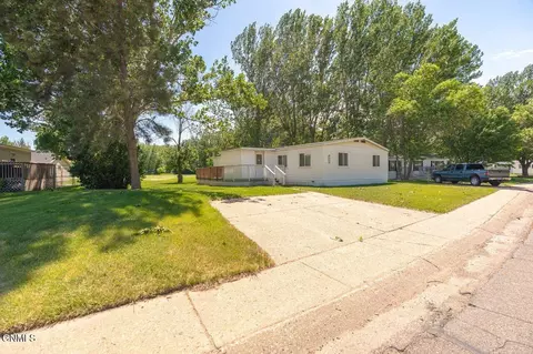 405 Yorkshire Ln, Bismarck, ND 58504