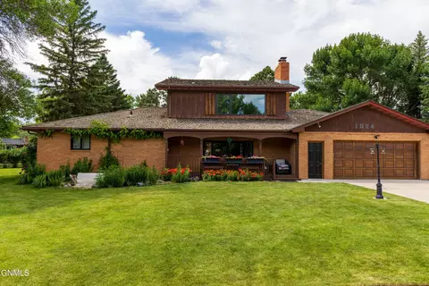 1524 Woodsman Pl, Bismarck, ND 58504