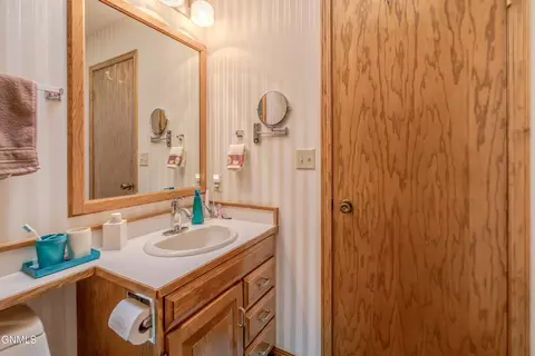 Bath - 410 3rd St, Riverdale, ND 58565 photo 3 of 8