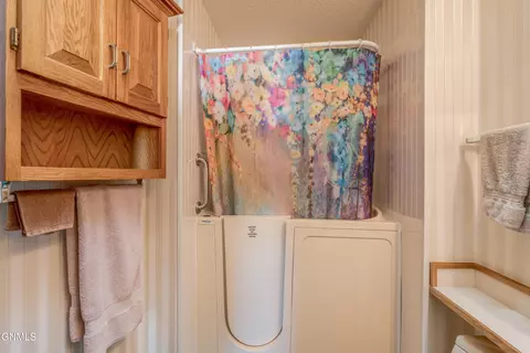 Bath - 410 3rd St, Riverdale, ND 58565 photo 2 of 8