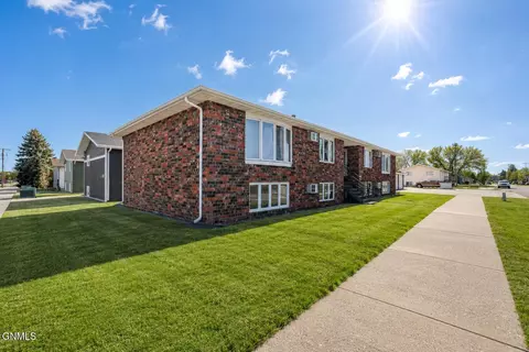 121 Sweet Ave E, Bismarck, ND 58504