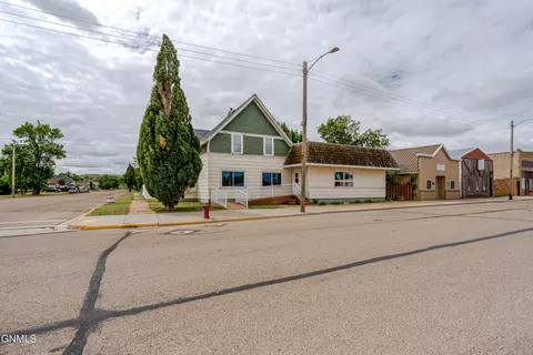 Exterior - 725 Main St, Hebron, ND 58638 photo 17 of 18