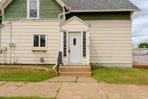 Exterior - 725 Main St, Hebron, ND 58638 photo 13 of 18