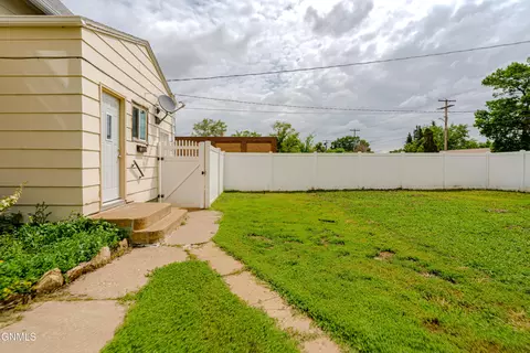 Exterior - 725 Main St, Hebron, ND 58638 photo 9 of 18