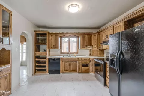 Kitchen - 725 Main St, Hebron, ND 58638 photo 4 of 7
