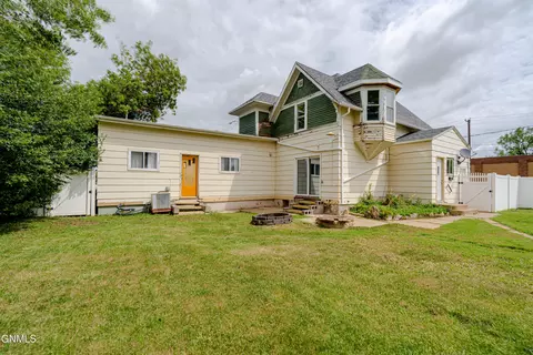 Exterior - 725 Main St, Hebron, ND 58638 photo 6 of 18