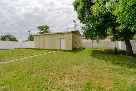 Exterior - 725 Main St, Hebron, ND 58638 photo 2 of 18