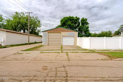 Exterior - 725 Main St, Hebron, ND 58638 photo 11 of 18