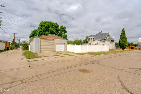 Exterior - 725 Main St, Hebron, ND 58638 photo 3 of 18