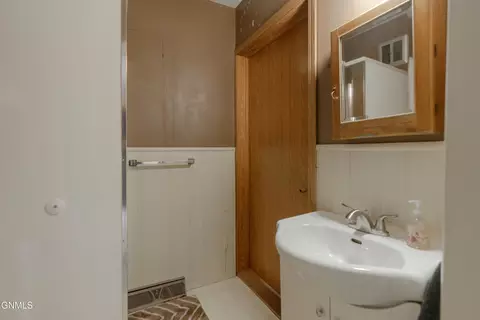 Bath - 725 Main St, Hebron, ND 58638 photo 1 of 5