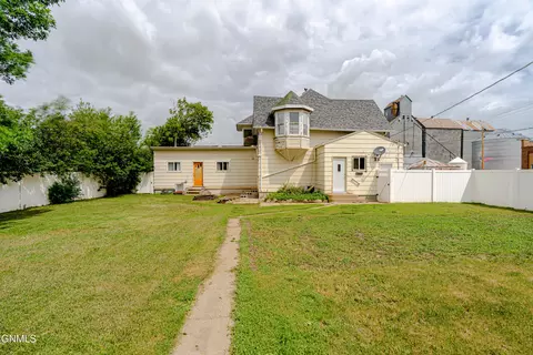 Exterior - 725 Main St, Hebron, ND 58638 photo 4 of 18