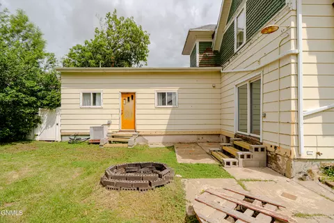 Exterior - 725 Main St, Hebron, ND 58638 photo 8 of 18