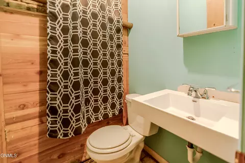 Bath - 725 Main St, Hebron, ND 58638 photo 5 of 5