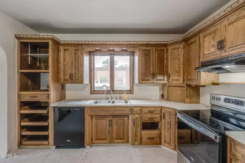 Kitchen - 725 Main St, Hebron, ND 58638 photo 5 of 7