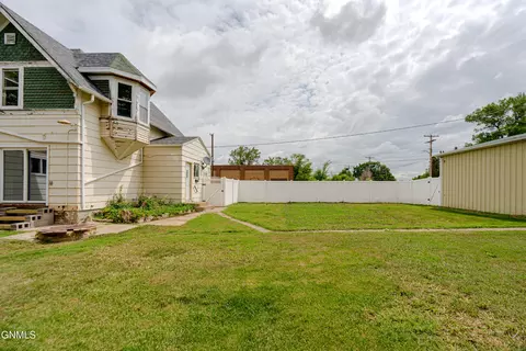 Exterior - 725 Main St, Hebron, ND 58638 photo 7 of 18