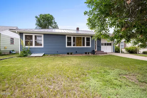 213 7th St NE, Watford City, ND 58854