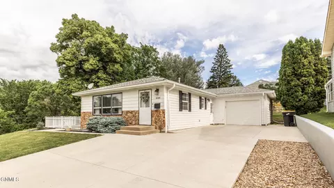 1048 Avenue B W, Bismarck, ND 58501