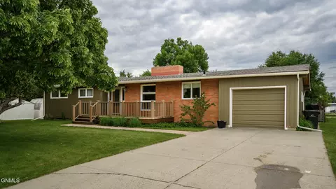 403 3rd St NW, Hazen, ND 58545