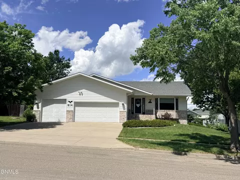 814 W Turnpike Ave, Bismarck, ND 58501