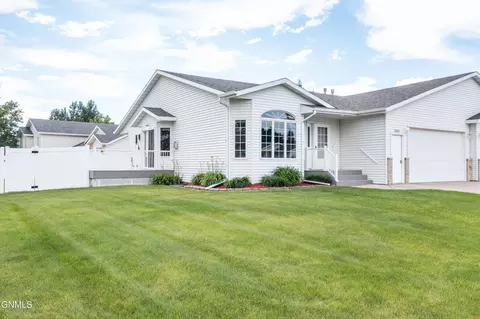 2314 Santa Barbara Dr, Bismarck, ND 58504