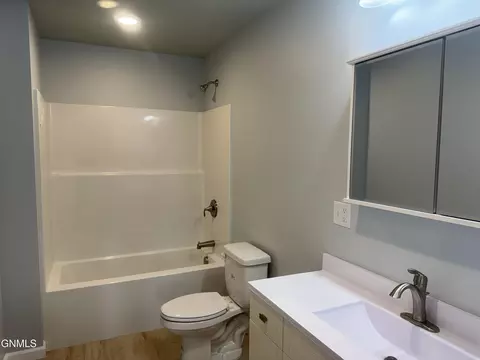 Bath - 2904 29th Ave W, Williston, ND 58801 photo 3 of 5